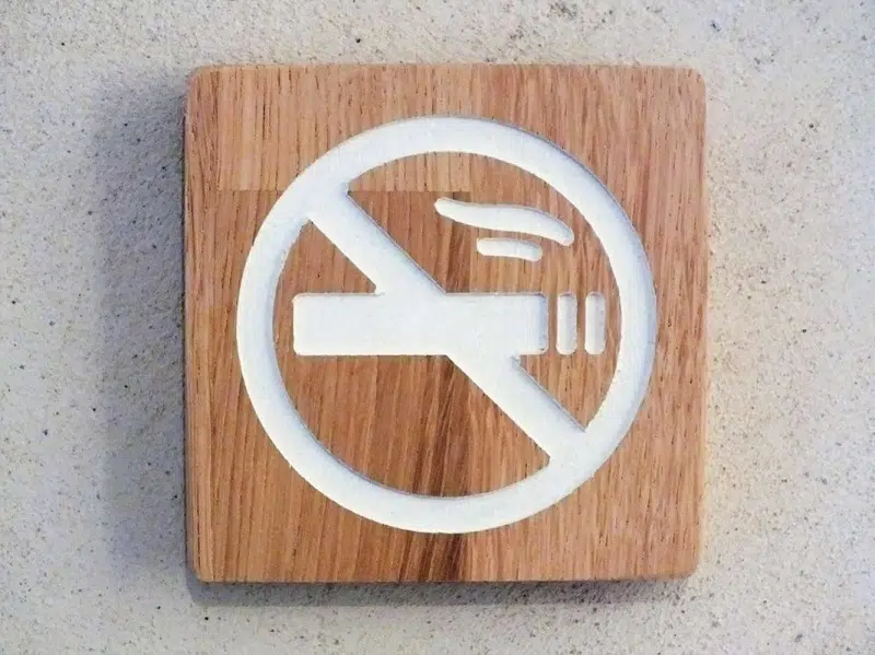 Quel est l'intérêt des entreprises d'utiliser le panneau interdiction de fumer