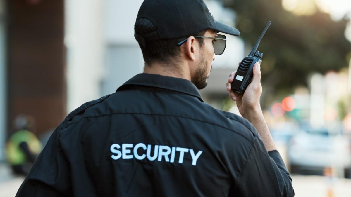 Gardiennage de sites sensibles : comment choisir le bon prestataire de sécurité ?